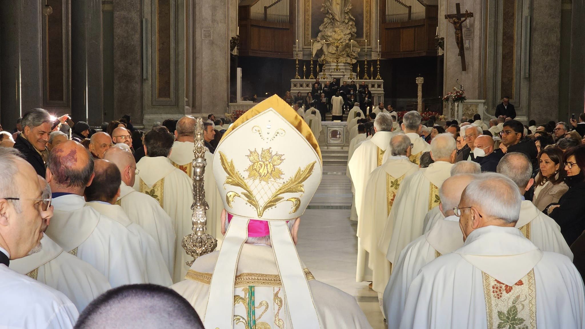 L'Eucaristia deve plasmare la vita del sacerdote